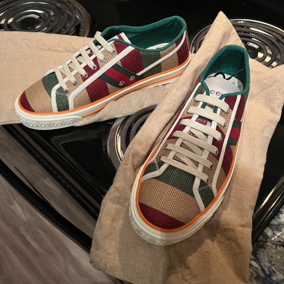 Athletic_Shoes